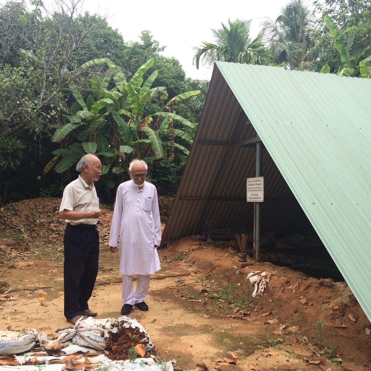 Mr Võ Văn Thắng (Director of Cham Museum) talked to Mr Geetesh Sharma (Chairman of the India-Vietnam Solidarity Committee) at the site of Phong Lệ (2017).
