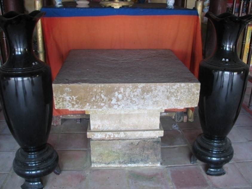 Bệ Yoni đặt gian giữa đình Bồ Bản để thờ (phần chân đội bệ thờ giao thoa với Chăm ?) (xã Hòa Phong, huyện Hòa Vang, TP.Đà Nẵng) 