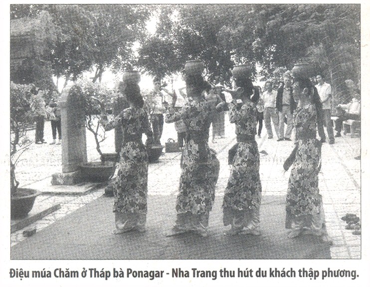 Điệu múa Bóng (Chăm) ở Tháp Bà, Nha Trang (Ảnh St)