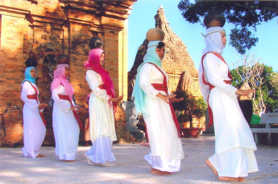   Múa dân gian Chăm tại tháp Bà Nha Trang (Ảnh St)
