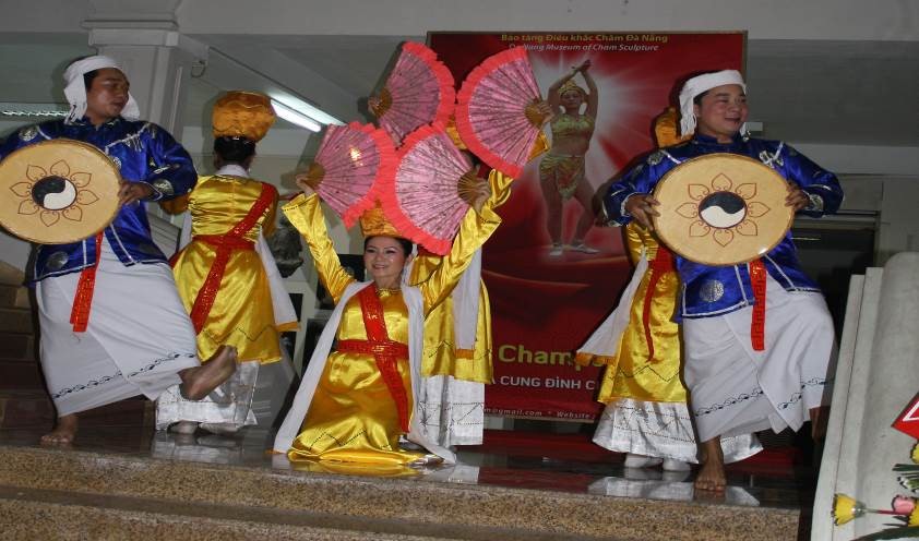 Một tiết mục múa quạt tại Bảo tàng điêu khắc Chăm (Đà Nẵng) (Ảnh: Võ Văn Hòe)