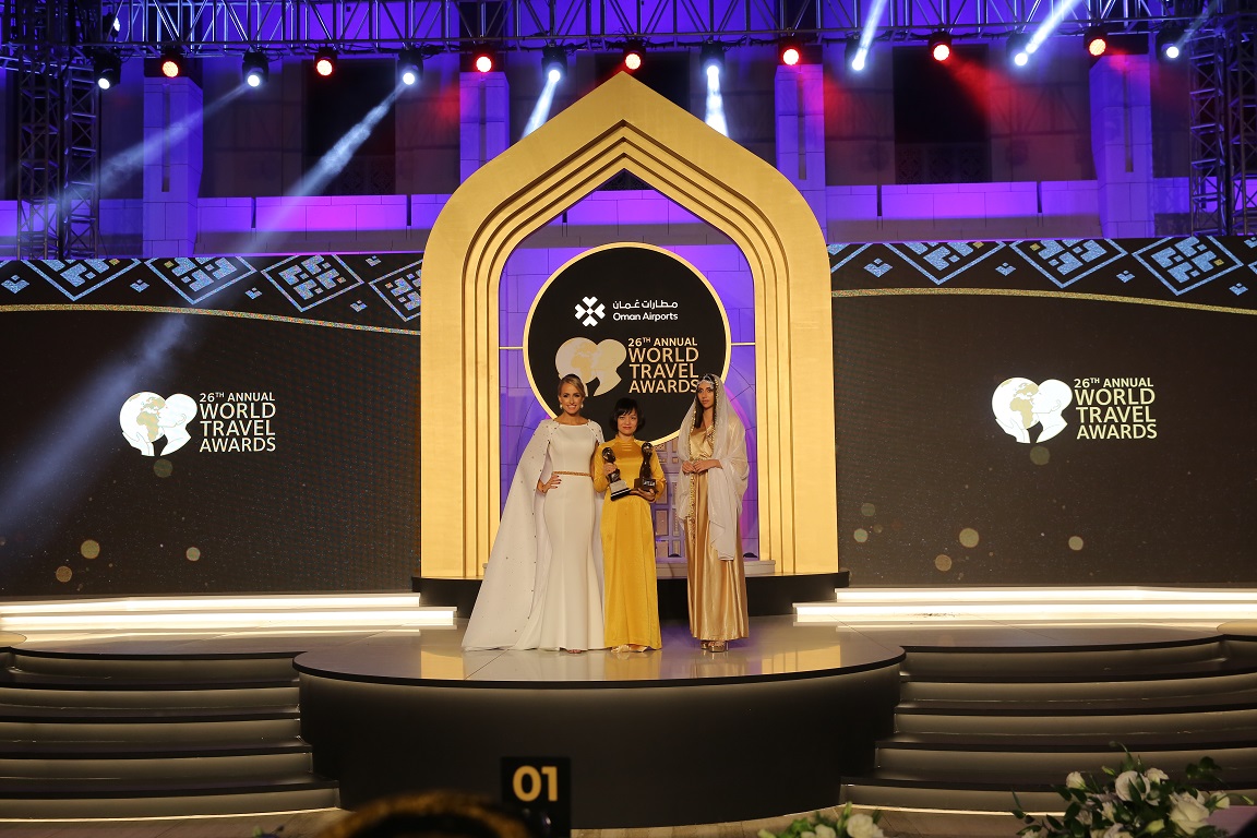 Đại diện Tập đoàn Sun Group nhận giải thưởng Điểm du lịch văn hóa hàng đầu Thế giới tại Oman