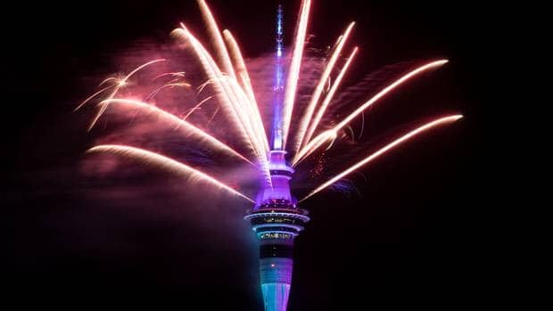 Pháo hoa bừng sáng từ Sky Tower ở thủ đô Auckland