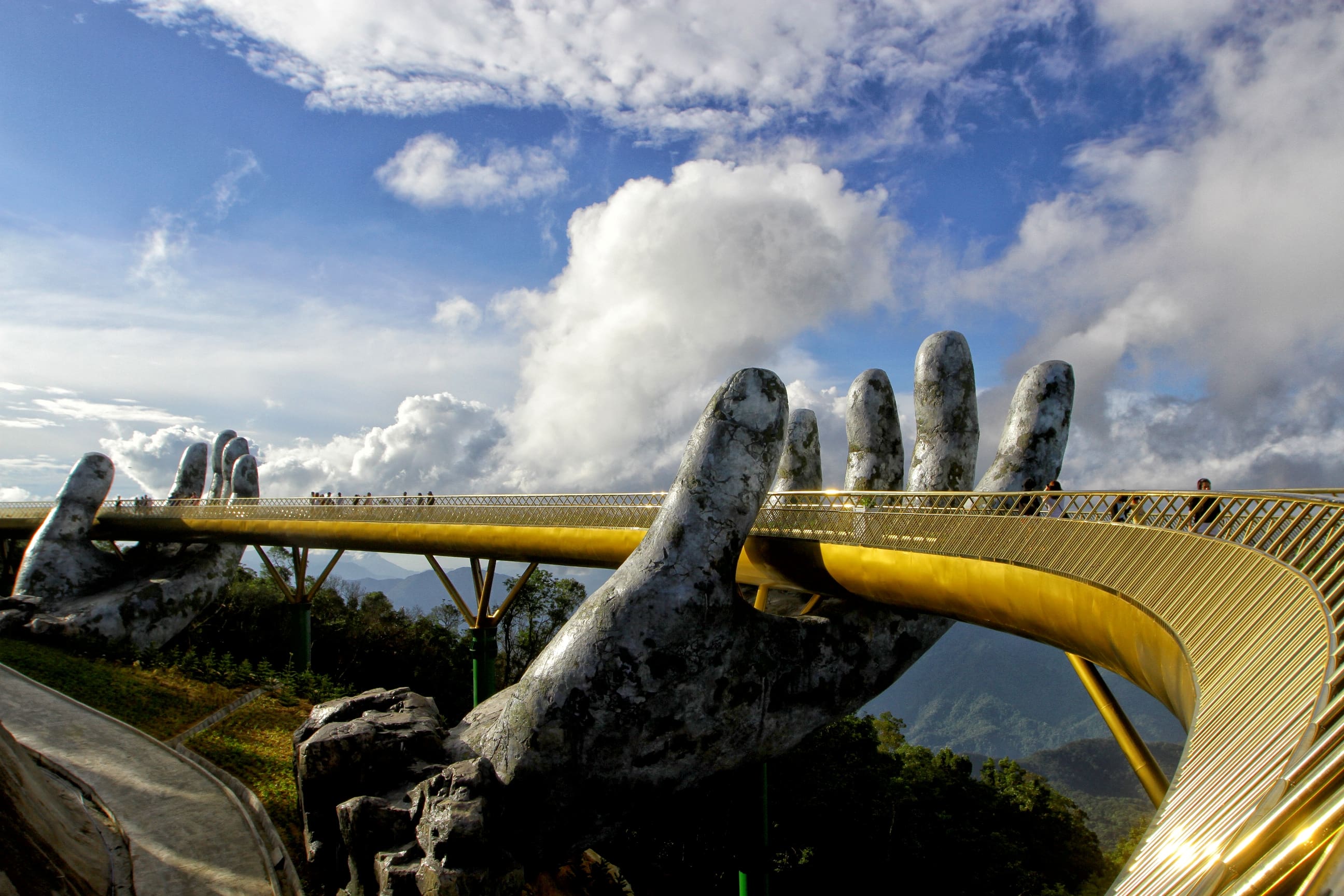 Cầu Vàng Sun World Ba Na Hills 2 - Phát triển du lịch bền vững: Không nên đại trà hoá các điểm đến