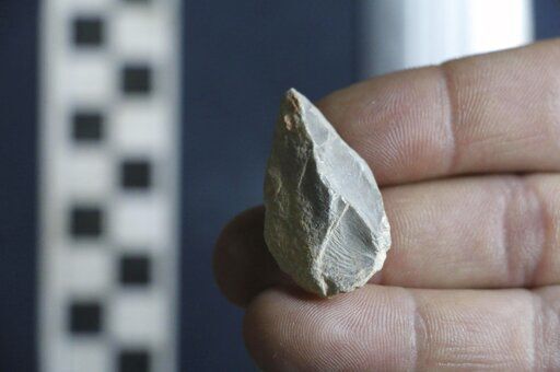 Một công cụ bằng đá khoảng 30.000 năm tuổi được tìm thấy trong hang Chiquihuite. Ảnh: Newsbreak.