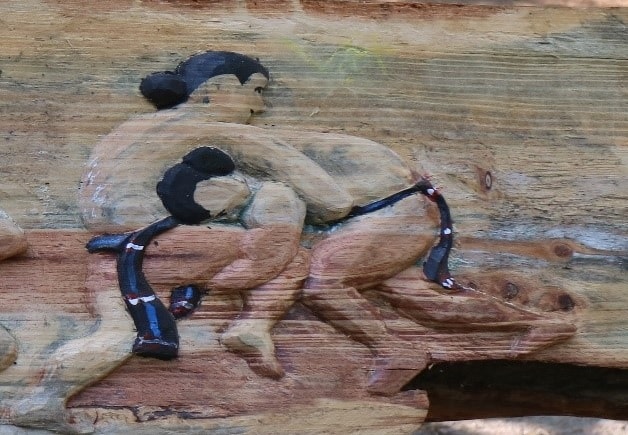 Đấu vật (trích trong tác phẩm khắc gỗ “Thể thao truyền thống” của nghệ nhân Bh’riu Tích, xã Lăng, huyện Tây Giang, 4/2019, ảnh VVH).