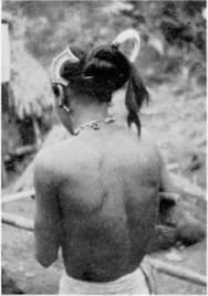 Trang sức phụ nữ (Ảnh: Les chasseurs de sang, Le Pichon, 1938)
