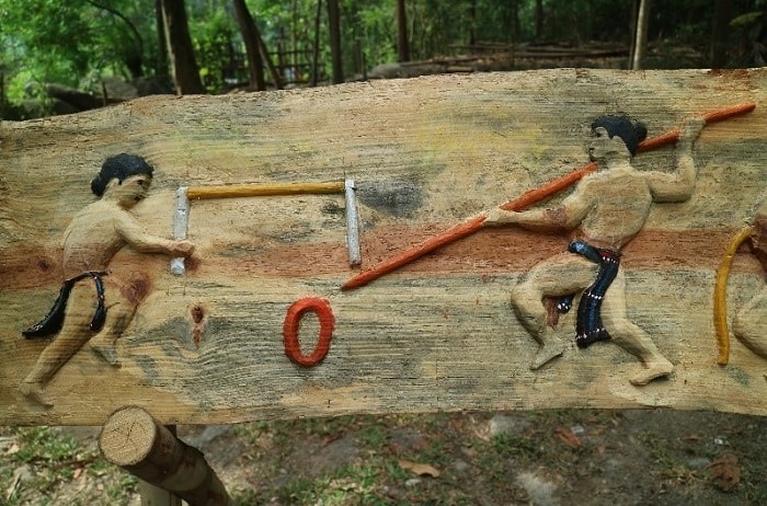 Trò chơi ném vòng đơn (trích trong tác phẩm khắc gỗ “Thể thao truyền thống” của nghệ nhân Bh’riu Tích, xã Lăng, huyện Tây Giang, 4/2019, ảnh VVH)