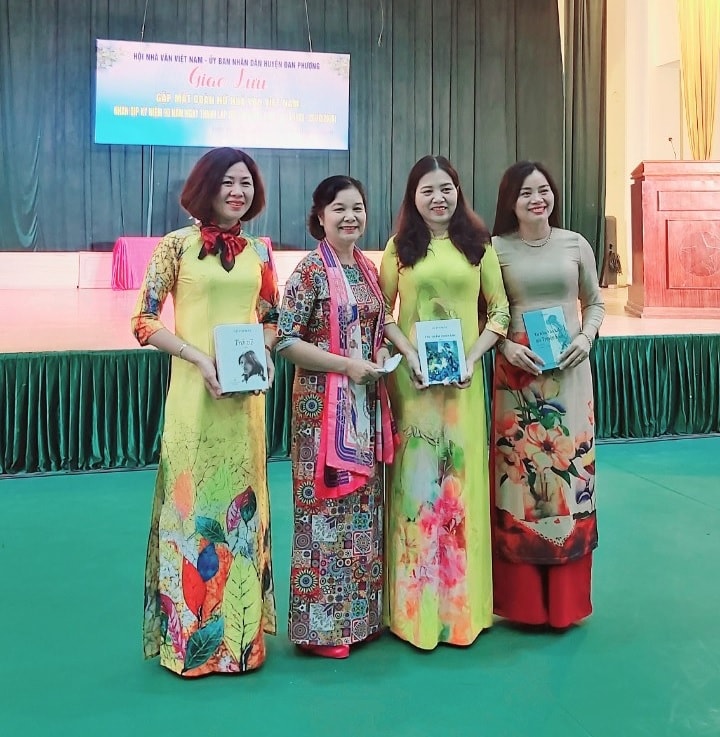 Đại diện Ban công tác nhà văn nữ (Hội nhà văn Việt Nam) thay mặt đoàn tặng sách cho Đại diện huyện Đan Phượng