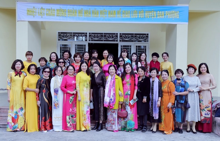 Đoàn nhà văn nữ (Hội nhà văn VIệt Nam) chụp ảnh lưu niệm với Cán bộ huyện Đan Phượng