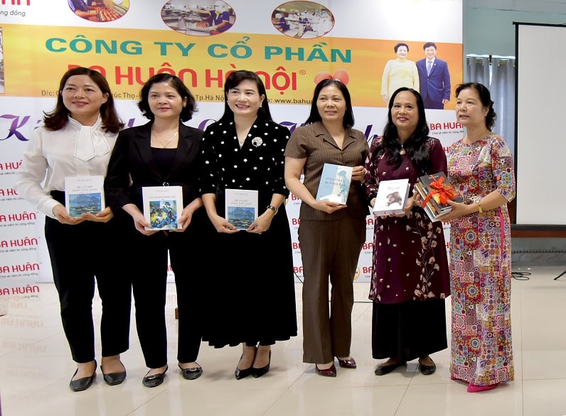 Trao tặng sách của đoàn nữ nhà văn cho doanh nhân và Công đoàn huyện Phúc Thọ