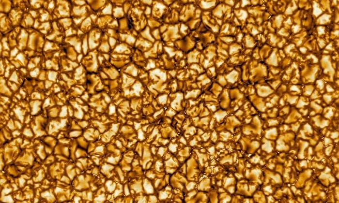Kính viễn vọng Daniel K Inouye chụp những bức ảnh độ phân giải cao nhất về bề mặt Mặt Trời hồi tháng 1/2020. Lần đầu tiên các nhà nghiên cứu có thể quan sát những đặc điểm nhỏ cỡ 30 km. Mỗi cấu trúc giống tế bào lớn ngang bang Texas của Mỹ. Ảnh: NSO/AURA/NSF.