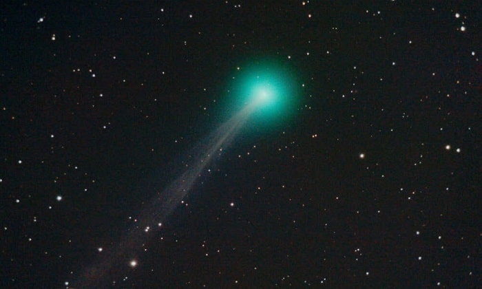 Sao chổi C/2020 F8 (SWAN) trong chụp vào ngày 1/5/2020, ghép từ 5 bức ảnh phơi sáng một phút. C/2020 F8 là một thiên thể tương đối nhỏ có màu xanh lục, được phát hiện lần đầu tiên vào tháng trước bởi nhà thiên văn học nghiệp dư Michael Mattiazzo dựa trên các quan sát từ thiết bị SWAN trên Tàu quan sát Mặt Trời và Nhật quyển. Ảnh: Christian Gloor Flickr/CC BY 2.0.