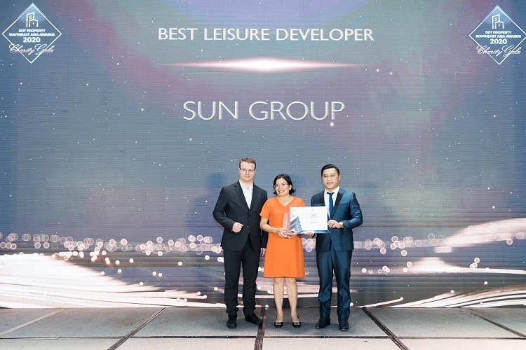 Ảnh: Bà Nguyễn Lâm Nhi Thùy (giữa) , đại diện Sun Group nhận giải thưởng “Nhà phát triển công trình vui chơi giải trí tốt nhất Đông Nam Á 2020”
