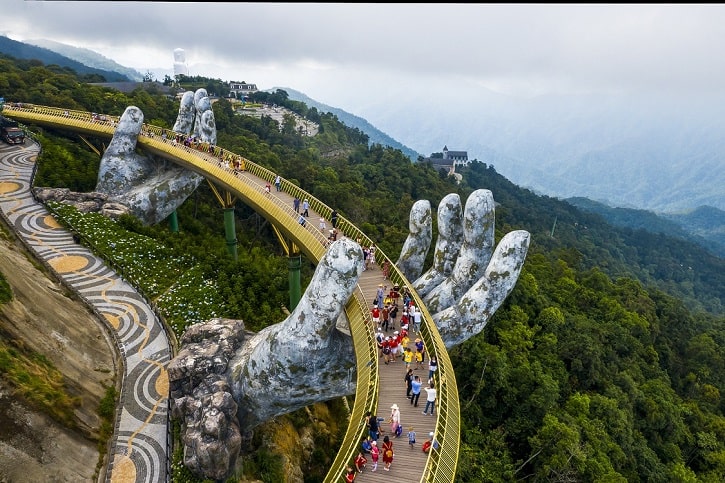 Cầu Vàng tại Sun World Ba Na Hills min - Sun Group được vinh danh “Nhà phát triển công trình vui chơi giải trí tốt nhất Đông Nam Á 2020”