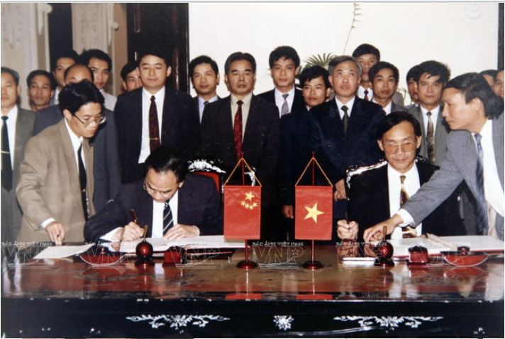 TS Trần Công Trục tham gia ký kết hiệp định cắm mốc biên giới trên bộ với Trung Quốc khi còn là Trưởng Ban Biên giới Chính phủ. Ảnh: Tư Liệu