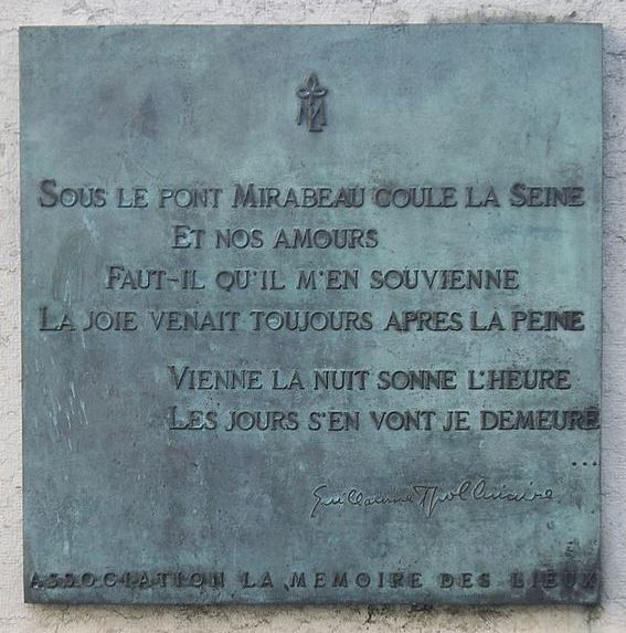 Khổ thơ đầu trong bài thơ Le Pont Mirabeau của Guillaume Apollinairekh được khắc bên cầu Mirabeau ở Paris