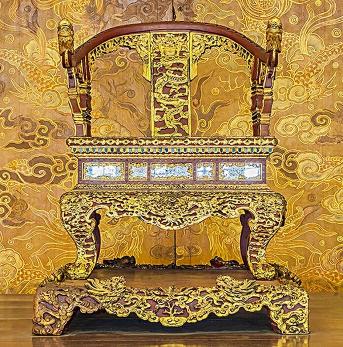 Bí mật bất ngờ về 3 chiếc ngai vàng của vương triều Nguyễn Bí mật bất ngờ về 3 chiếc ngai vàng của vương triều Nguyễn