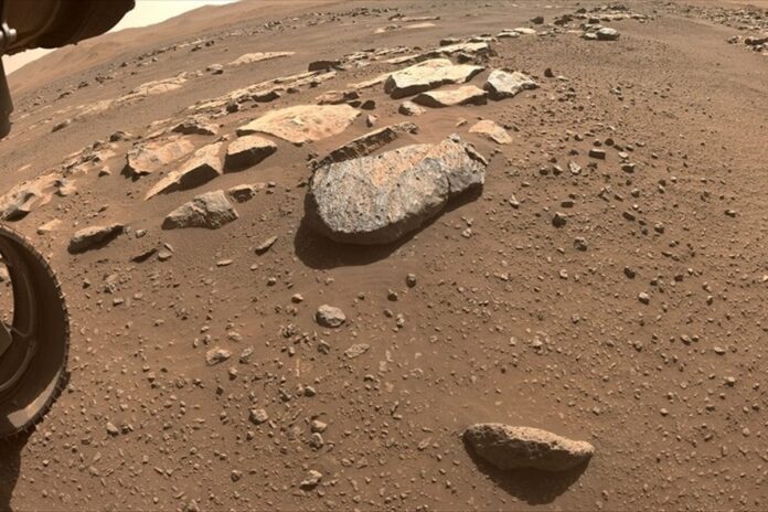 Trưng bày khối đá sao Hỏa nguyên vẹn lớn nhất trên Trái đất - Địa Lý