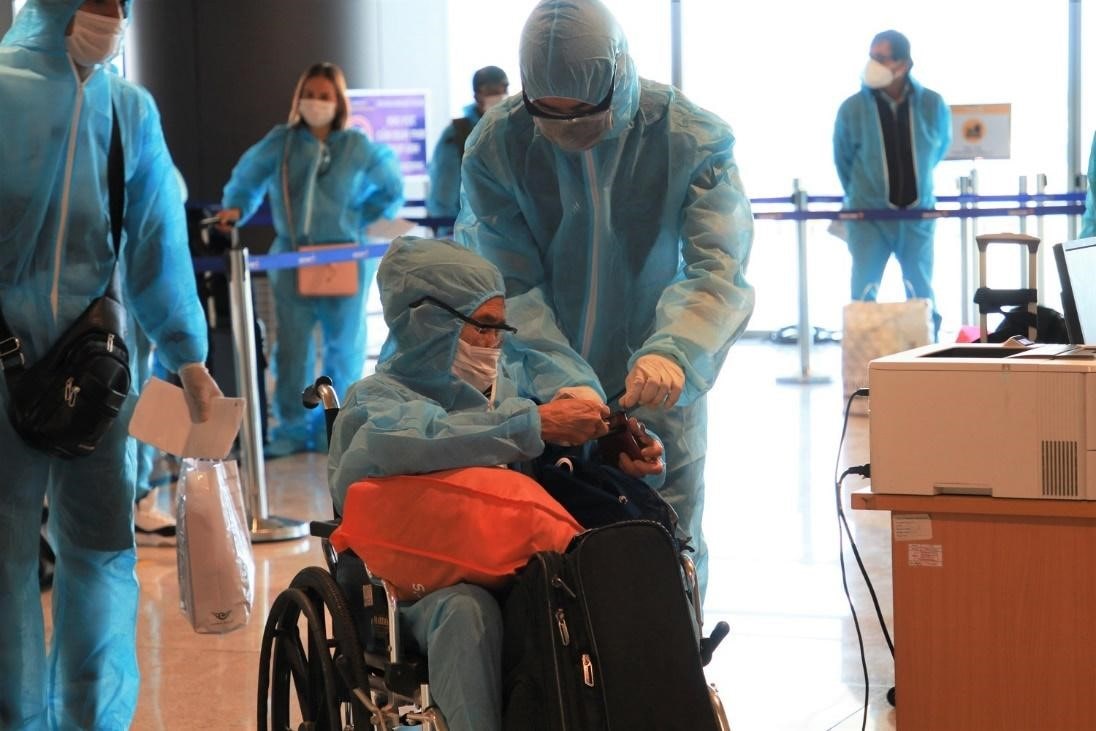 25 min 1 - Hai chuyến bay chở 345 khách có “Hộ chiếu vắc xin” từ Mỹ hạ cánh tại sân bay Vân Đồn