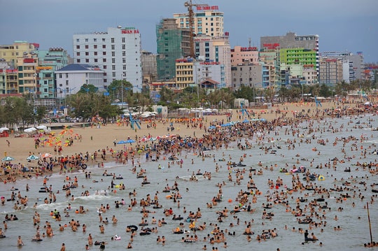 Biển Sầm Sơn luôn thu hút khách du lịch vào mỗi dịp hè