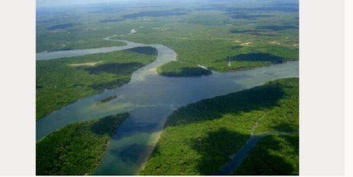 Vì sao sông Amazon, con sông dài nhất thế giới, không có một cây cầu? Được xem là con sông dài nhất thế giới, có lưu vực rộng nhất thế giới, thế nhưng điều kỳ lạ là sông Amazon không hề có một cây cầu nào bắc qua. Khởi nguồn từ đỉnh Nevado Mismi cao 5.597m có nguồn gốc núi lửa trong dãy Andes, thuộc Arequipa của Peru, sông Amazon có chiều dài 6.992 km, dài hơn cả sông Nile (6.695 km), với lưu vực trải rộng hơn 7 triệu km². Theo National Geographic, sông Amazon được Francisco de Orellana phát hiện năm 1542, ban đầu được đặt tên là Riomar. Kết quả nghiên cứu những mẫu trầm tích lấy từ hai lỗ khoan ở cửa sông Amazon cho thấy nó đã 11 triệu năm tuổi và có hình dạng như hiện nay từ 2,4 triệu năm trước. Khung cảnh hoàng hôn trên sông Amazon ở Leticia, Colombia. Trước đó, độ tuổi chính xác của sông Amazon vẫn là một bí ẩn. Các nhà nghiên cứu vốn không thể xâm nhập vào Amazon Fan - một cột trầm tích dày tới 10km - ở con sông này. Vì thế họ đã quyết định khoan hai l
