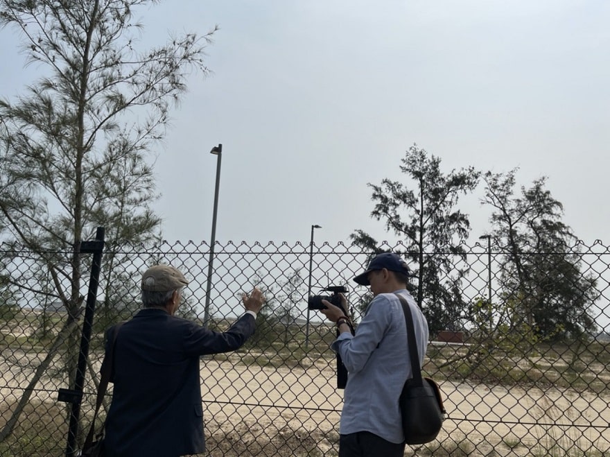 Nhà văn Hồ Duy Lệ (bên trái) và nhà báo Vinh Quang thăm 2 cây dương thần