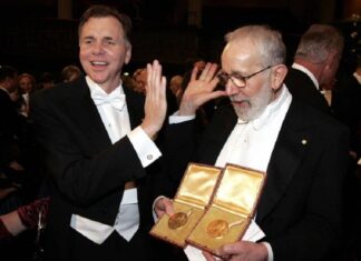 Chủ nhân giải Nobel Y sinh từ Australia xuất hiện trên sóng truyền hình Việt Nam