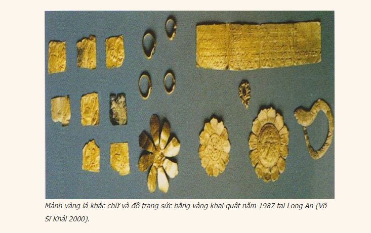 Việc tìm thấy nhiều đồng tiền đúc bằng bạc cho thấy sự phát triển của hoạt động trao đổi. Sự tương đồng của những đồng tiền này với các đồng tiền tìm thấy trên bán đảo Malay, Thailand, và Myanmar cho thấy không gian tương tác khu vực rộng lớn của các cư dân Phù Nam. Chính sức hấp dẫn đó mà ngay từ thế kỷ III, người Trung Hoa đã phái sứ đoàn đến vùng đất này.