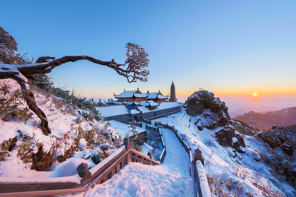 Mùa đông, du khách có thể bắt gặp những khoảnh khắc thiên nhiên hiếm có như băng tuyết trên đỉnh Fansipan