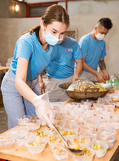 Thùy Tiên tất bật tham gia các hoạt động của bếp ăn từ thiện Suối mát từ tâm