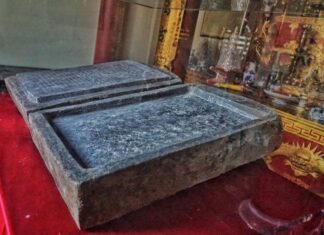 Chuyện về bảo vật quốc gia bia đá hình hộp Chuyện về bảo vật quốc gia bia đá hình hộp