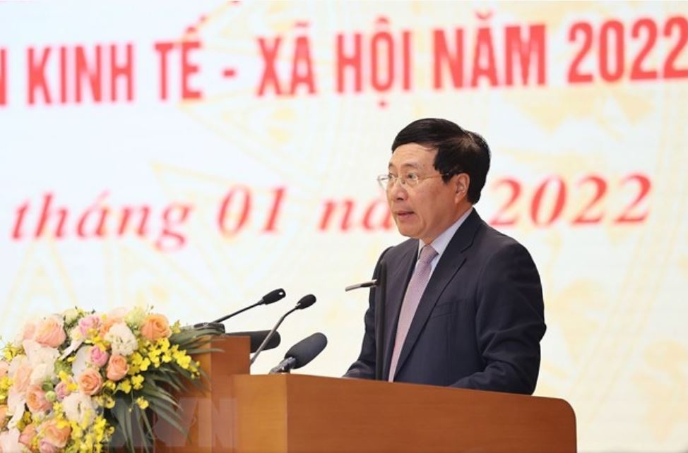 Phó Thủ tướng thường trực Chính phủ Phạm Bình Minh trình bày Báo cáo về công tác chỉ đạo, điều hành và kết quả thực hiện kế hoạch phát triển kinh tế-xã hội năm 2021; phương hướng, nhiệm vụ năm 2022.