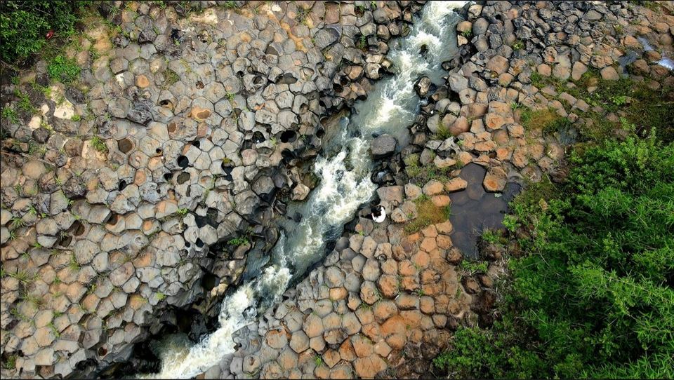 Vẻ đẹp của suối đá hình thành từ núi lửa thu hút khách du lịch tại Gia Lai. Ảnh TĐ