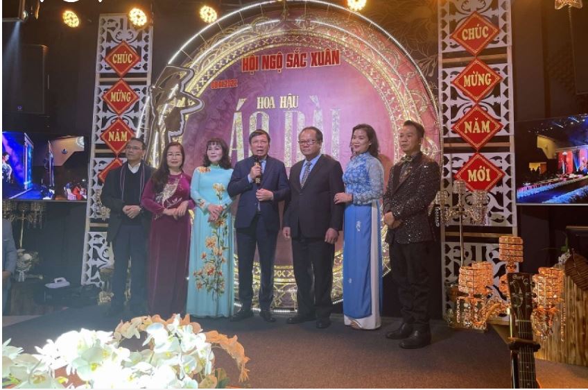 22 min 7 - Trình diễn áo dài truyền thống Việt Nam qua "Hội ngộ sắc xuân 2022" tại Séc