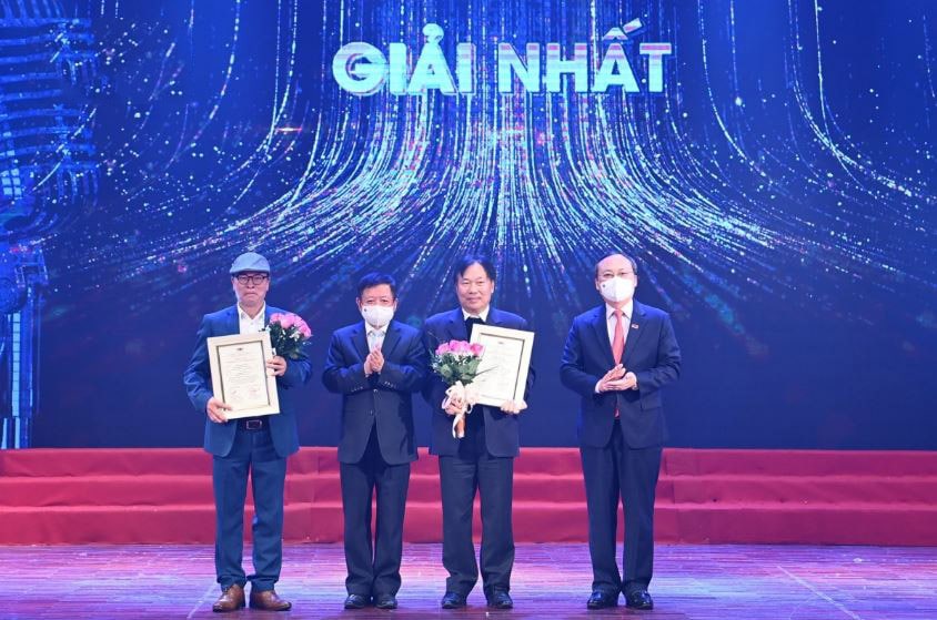BTC trao giải nhất cho nhạc sĩ Tào Tấn Phương với ca khúc "Quê hương Việt Nam tôi", phổ thơ Lê Tự Minh.