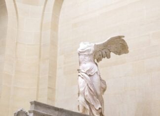 Tiết lộ về bức tượng mất đầu trong bảo tàng Louvre Tiết lộ về bức tượng mất đầu trong bảo tàng Louvre - Văn Hóa Nghệ Thuật