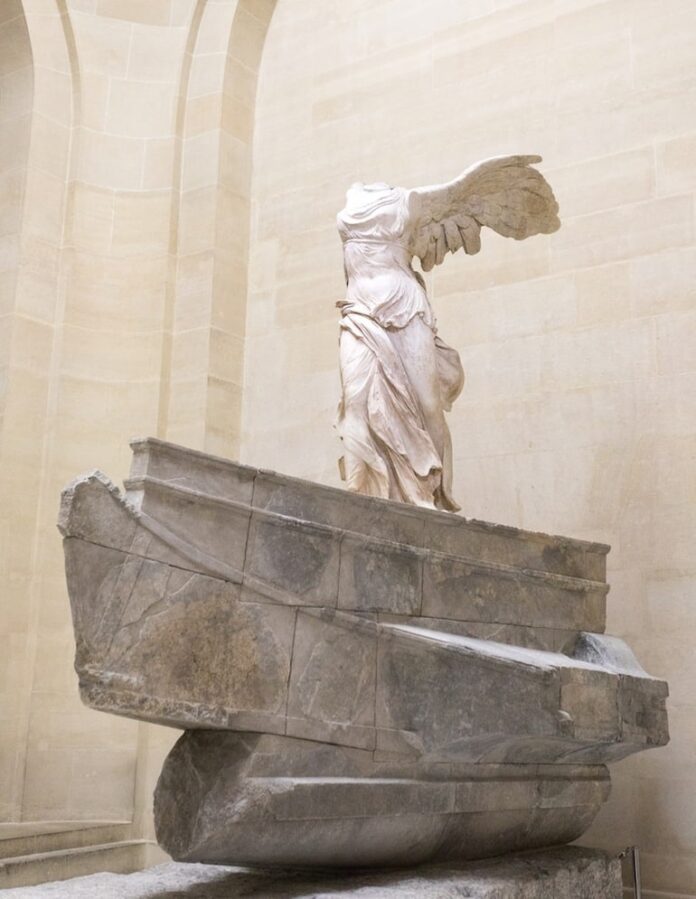 Tiết lộ về bức tượng mất đầu trong bảo tàng Louvre - Văn Hóa Nghệ Thuật