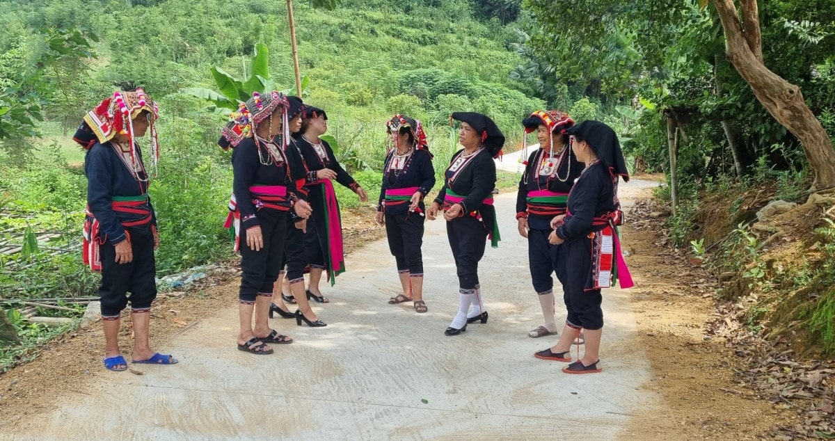 Người Dao Minh A vui xuân. Người Dao Minh A vui xuân.