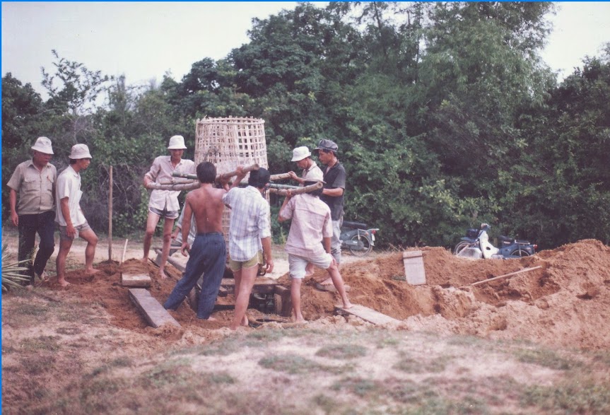 25 Lấy mộ chum từ hố đào thám sát Haaui Xá II 6.1993 min - Một số di chỉ văn hoá Sa Huỳnh ở Hội An
