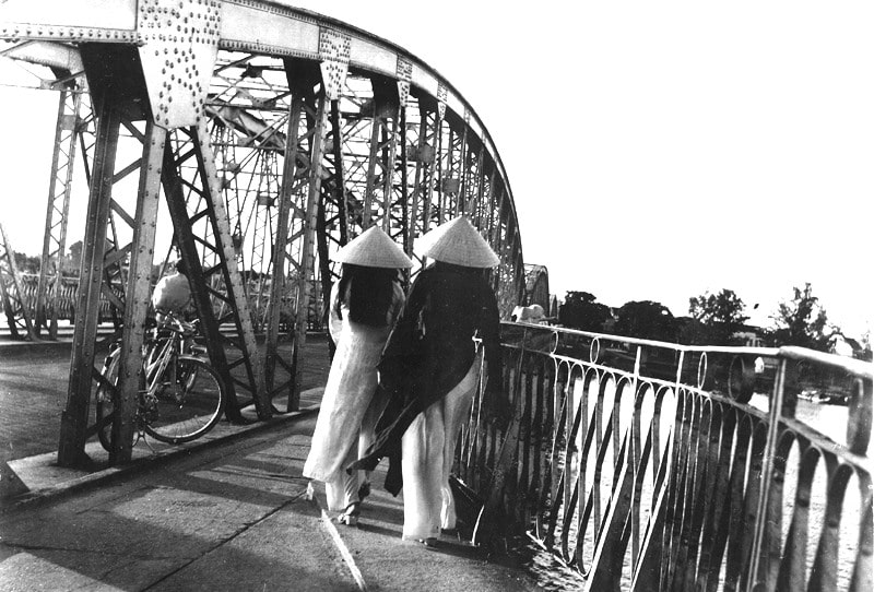 Sau cuộc “đại trùng tu” vào năm 1937 do hãng Eiffel thực hiện, cầu Trường Tiền được làm đẹp và rộng rãi hơn nhờ mở thêm hành lang cho người đi bộ hai bên cầu. Ảnh: AAVH.