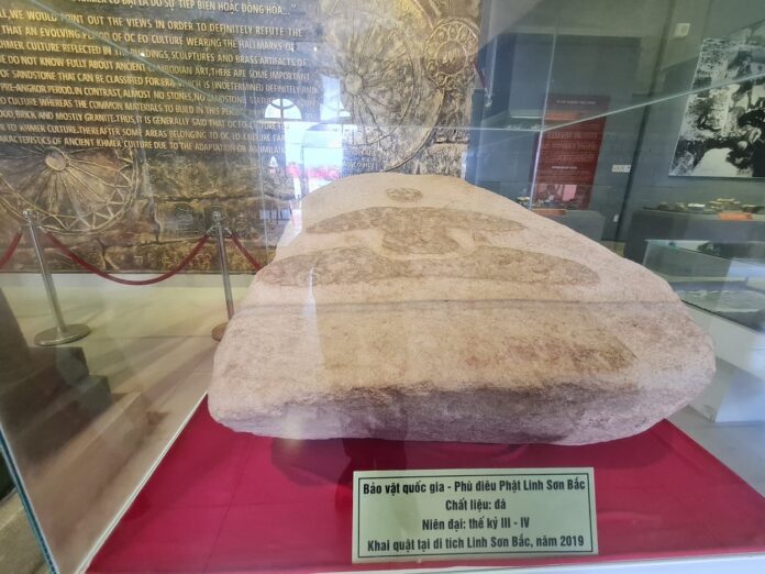 Bảo vật quốc gia Phù điêu Phật Linh Sơn Bắc bằng đá được trưng bày tại lễ công bố. TRẦN NGỌC Bảo vật quốc gia Phù điêu Phật Linh Sơn Bắc bằng đá được trưng bày tại lễ công bố. TRẦN NGỌC