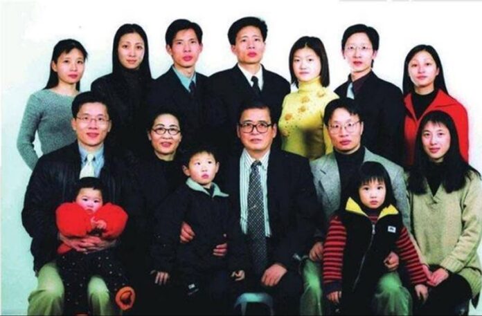 Bí quyết của cha nghèo nuôi 5 con thành tiến sĩ