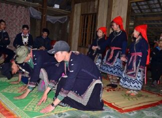 Bước trưởng thành của những cậu bé người Dao Bước trưởng thành của những cậu bé người Dao