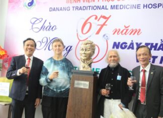 Nhà điêu khắc Phạm Văn Hạng tạc tượng chuyên gia vật lý trị liệu người Mỹ