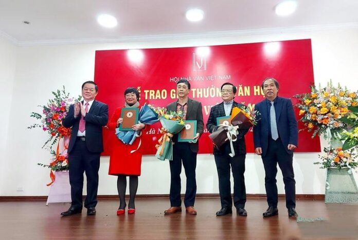 Trao giải thưởng Hội Nhà văn Việt Nam và kết nạp hội viên mới