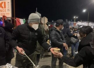 Ấm lòng bát súp nóng ở biên giới Ukraine-Slovakia, gian hàng 0 đồng của người Việt Ấm lòng bát súp nóng ở biên giới Ukraine-Slovakia, gian hàng 0 đồng của người Việt