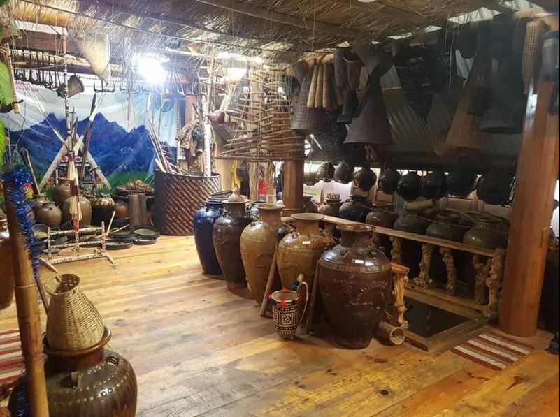 Không gian trưng bày sản phẩm truyền thống ở nhà sàn của ông KraJan Tham min - Sức sống cồng chiêng nơi đại ngàn LangBiang