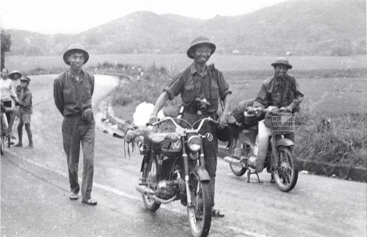 Lâm Hồng Long (dắt xe), Trần Mai Hưởng, Hoàng Thiển, trên đường vào Đà Nẵng, 29/3/1975. Người chụp: Nhà báo Ngọc Đản