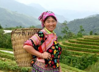 Người Mông Yên Bái lưu giữ bản sắc dân tộc trên vai qua chiếc gùi